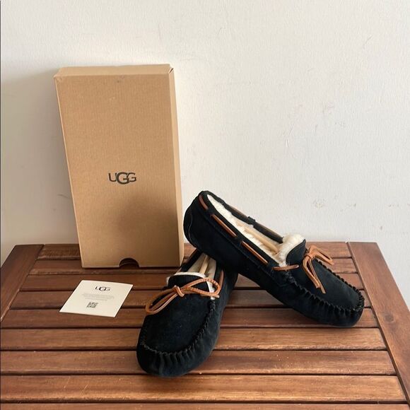 UGG Women's Dakota Slippers Black USA Women Size 7/UK 5/EU 38 - Picture 1 of 12